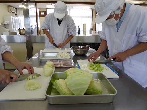 大量野菜を切る