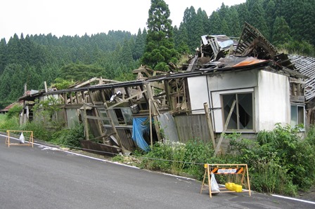 鳥取県内の山間集落の倒壊した家屋の写真
