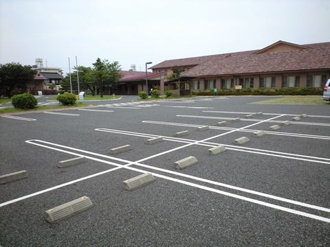 正面玄関前駐車場