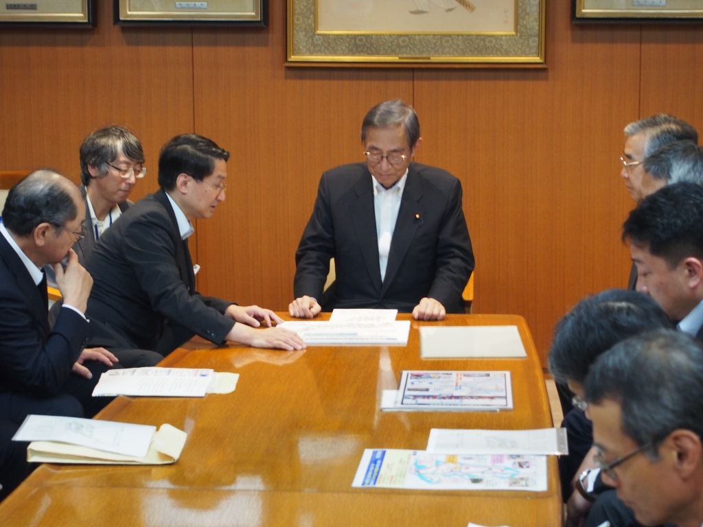 細田幹事長代行へ要望する10県知事会議メンバー