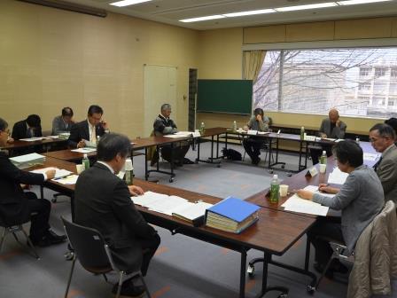 編さん委員会での協議の様子の写真