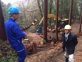 小川専務（左）から説明を聞く前田会長