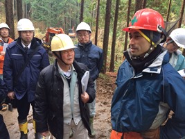 班長（右）に質問する前田会長