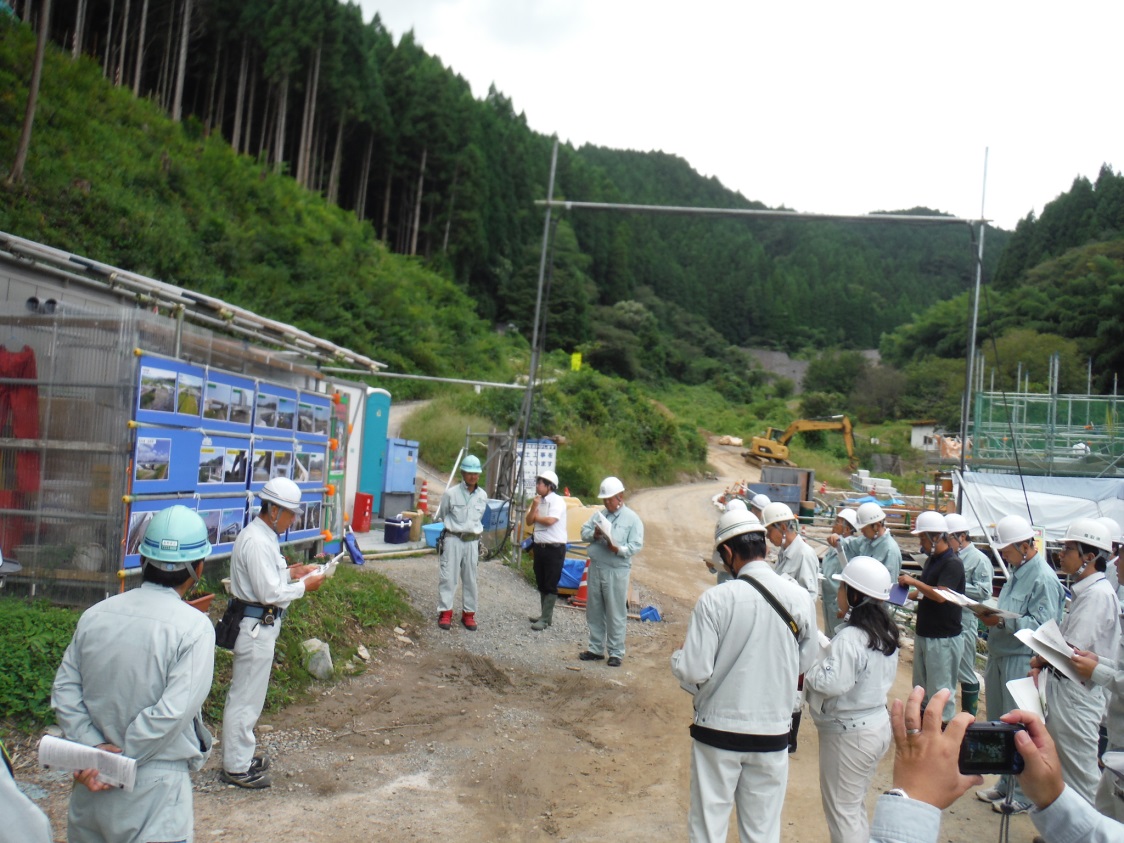 「宮ノ谷橋上部工事」の概要説明状況