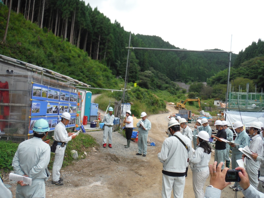 「宮ノ谷橋上部工事」の概要説明状況