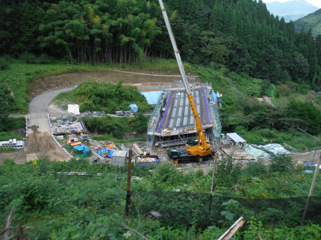 建設予定の宮ノ谷トンネル坑口側から見た「宮ノ谷橋上部工事」の現場状況