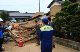 住宅倒壊した様子と知事視察