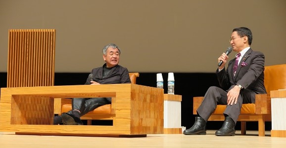 木材への思いを語る隈氏と平井知事