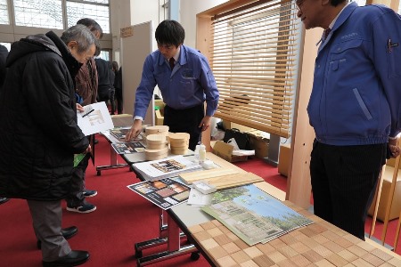 県産材製品の展示