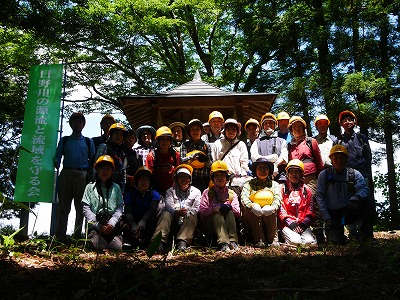 八幡山山頂で記念写真