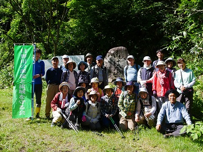 御墓山石碑前で記念写真