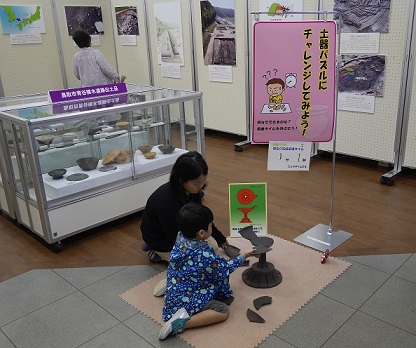 土器パズル体験コーナーの様子