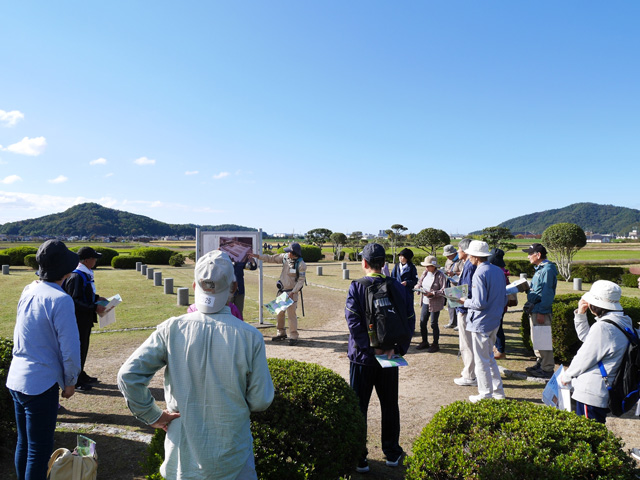 因幡国庁跡を見学するようす