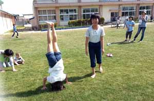 芝生の上で遊ぶ子どもたちの写真