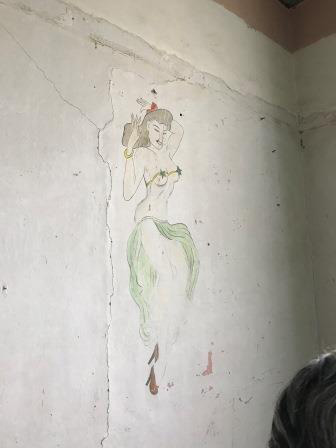 1階ダンスホールの壁に残る女性の絵の写真