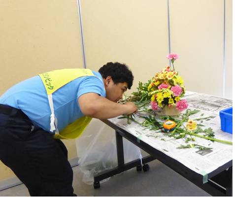 テーブルを飾る花の製作