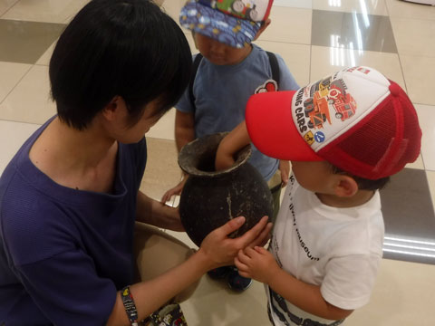 本物の土器に触れる親子