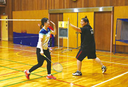 田中さんとハイタッチする前田さんの写真