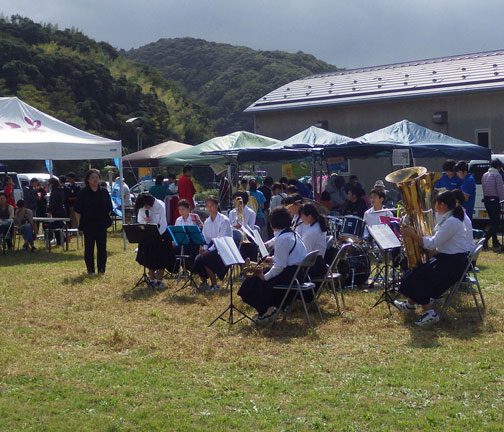 青谷中学校吹奏楽部のみなさんの演奏 青谷中学校吹奏楽部のみなさんの演奏