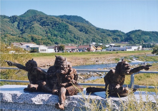 銀賞日野川に架かる橋の邪気払いをする鬼達