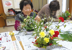 生け花をしている写真