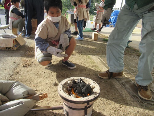 鉄器づくり　釘加熱写真