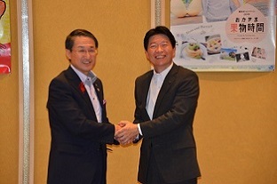 知事会議を終えて握手する平井知事と伊原木知事の写真