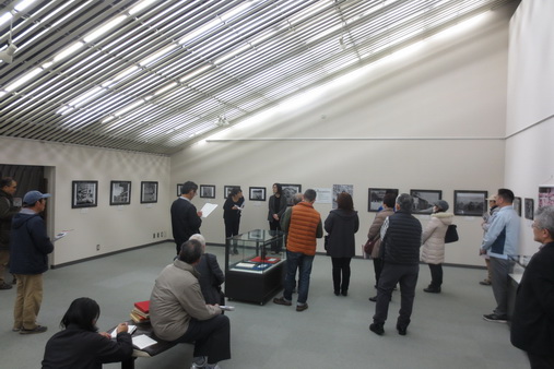 遠澤利寛の写真を解説する山本山陰歴史館副館長と当館池本