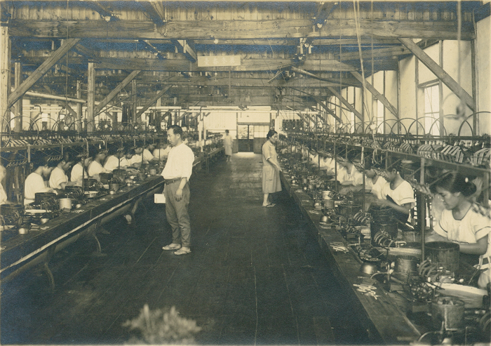 日本製糸株式会社米子工場で働く工女たちの写真（鳥取県立公文書館所蔵）
