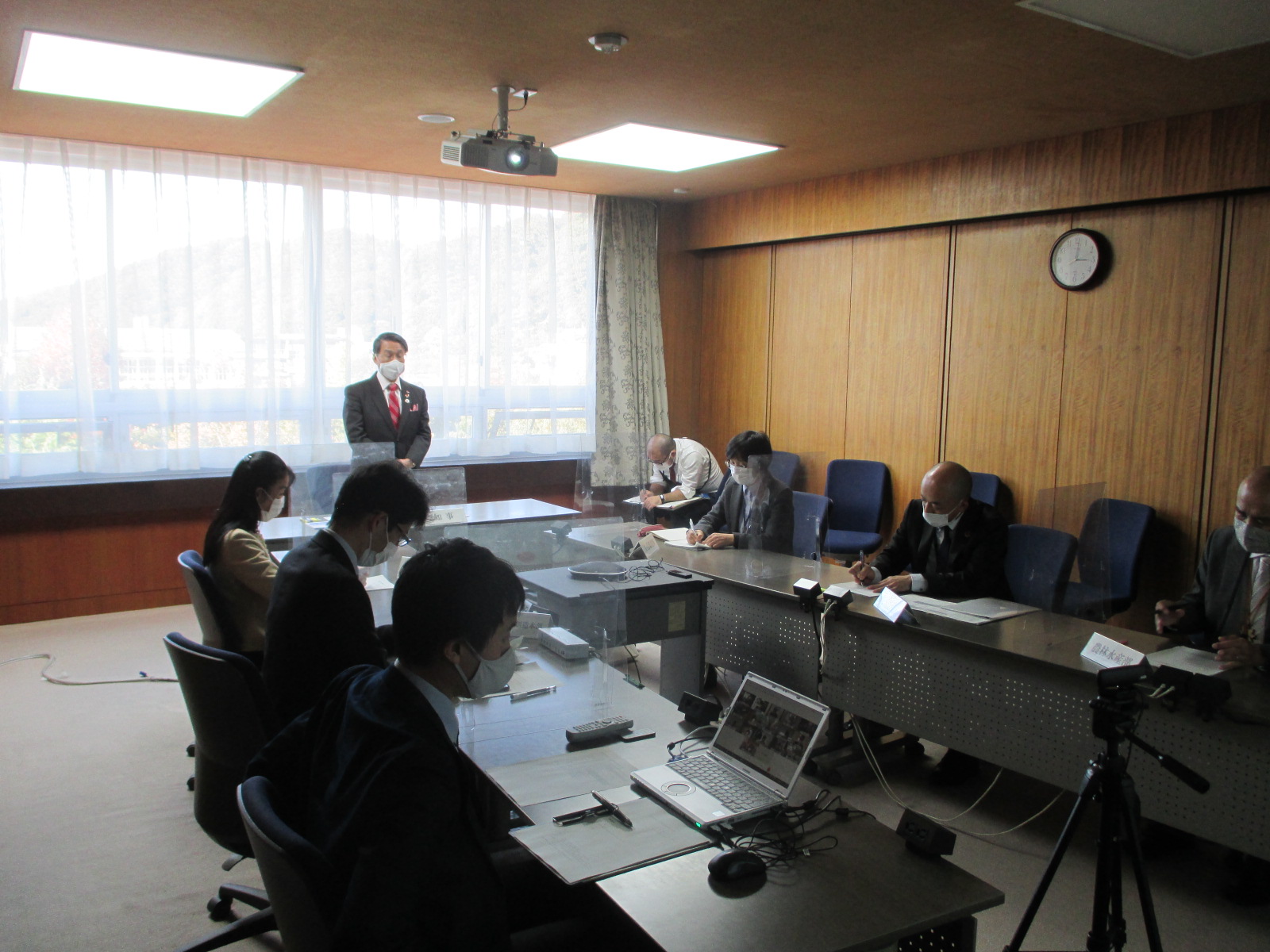 会議冒頭の知事あいさつの様子