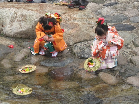 用瀬の流しびなの写真