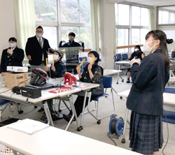 ゲームを活用した介護手法を学ぶ生徒の写真