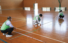 避難所の区画を計測している様子