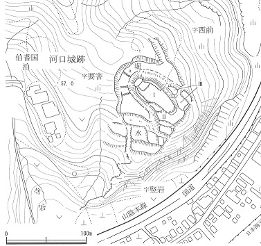 河口城後の曲輪(くるわ)や堀などを地形図上に表した図です。縄張り図と言います。これは、『新鳥取県史(資料編)考古3』という2018年に出版されている本に掲載されている図を転載したものです。