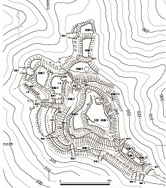 狗尸城跡の曲輪(くるわ)や堀などを地形図上に示した図です。縄張り図といいます。