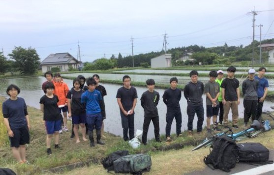 手植え終了後、1年生全員で記念撮影