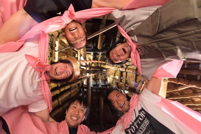 そっくりさん、竪穴住居で大盛り上がり