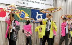 県人会創立６５周年で披露された傘踊りの写真