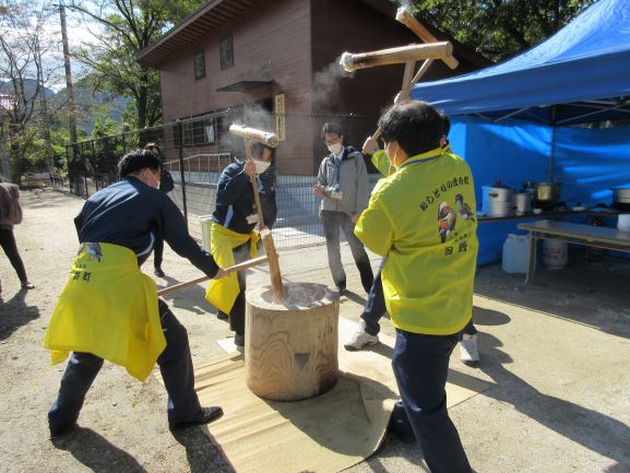 役場職員による餅つき