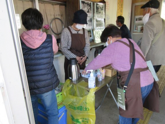 コーヒー店で働く人々