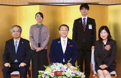 新春座談会出席者の集合写真