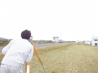 レベルを用いて水準測量を行っている状況