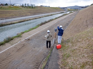 川の対岸にある点を測量している様子