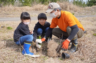 参加者による植樹