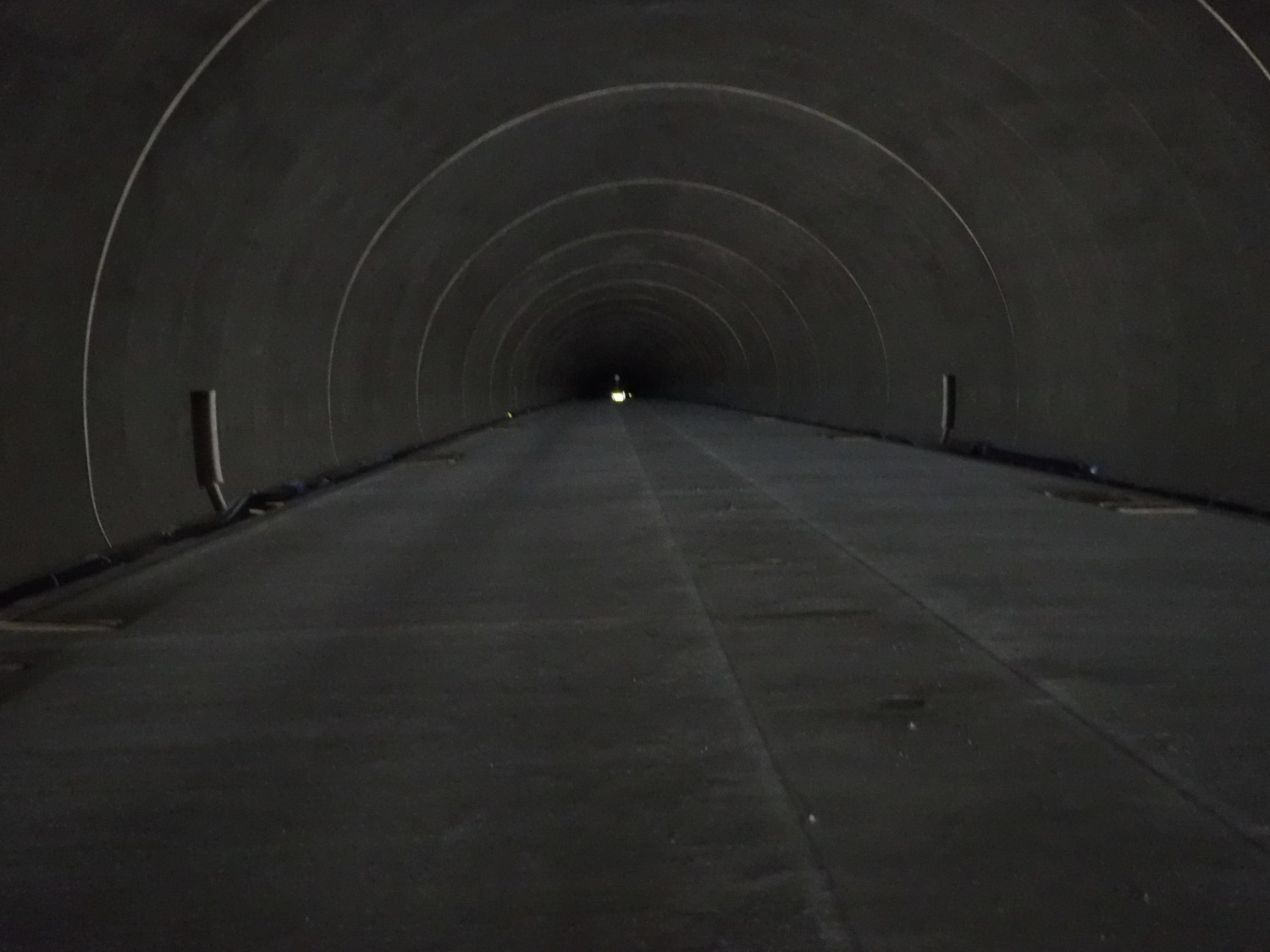トンネル舗装完成
