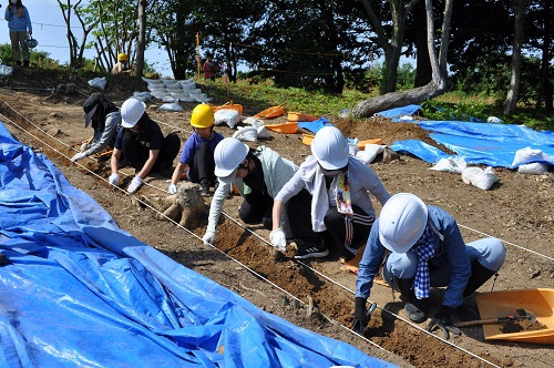 並んで発掘調査を進める部員たち