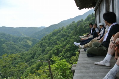 写真：三佛寺文殊堂にて、副住職より説明を聞く参加者