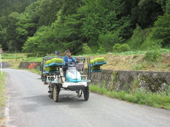 農道を走る田植え機