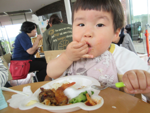 お弁当を食べている