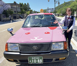 すごウサタクシーとドライバーの写真